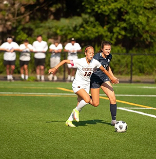 Charlotte Kemp running in a soccer game